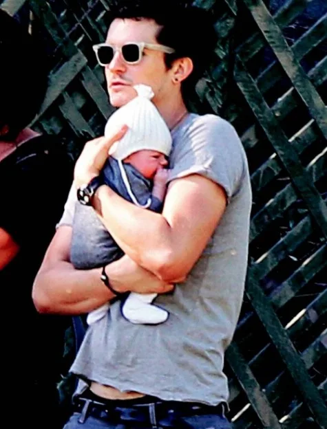 diễn viên Orlando Bloom và con trai diễn viên Orlando Bloom và con trai