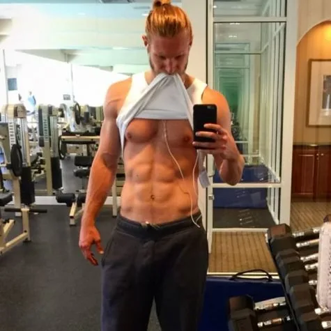 hinh tap gym elle man