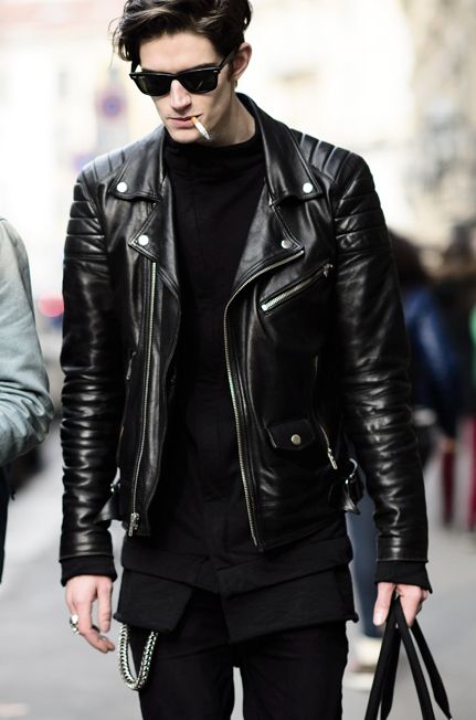 Set đồ All Black nhưng không hề nhàm chán với áo khoác da. Ngược lại trông rất cá tính và phong cách đúng không nào