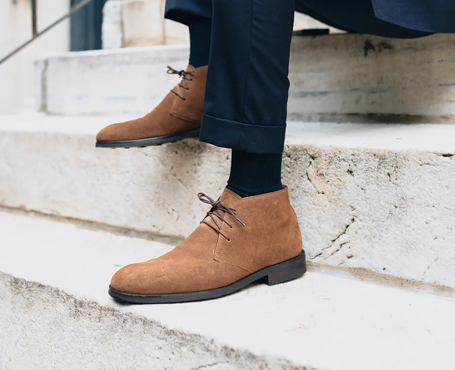 giày chukka mặc với quần tây tối màu
