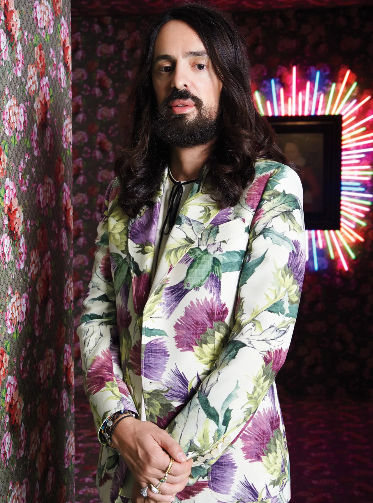 Alessandro Michele với mái tóc dài đậm chất hippie cùng phong cách làm việc điềm đạm, trầm tĩnh. Ảnh: W Magazine