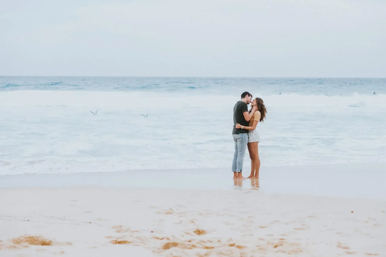 cặp đôi đang hôn nhau ở bãi biển