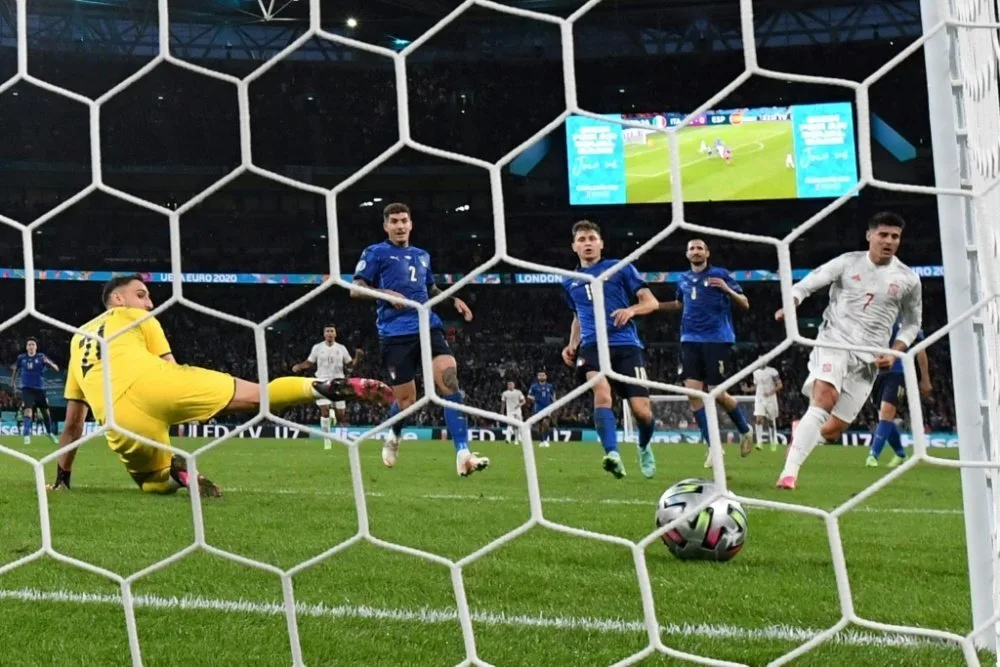 Morata ghi bàn gỡ hoà vào lưới Italy Euro 2020.