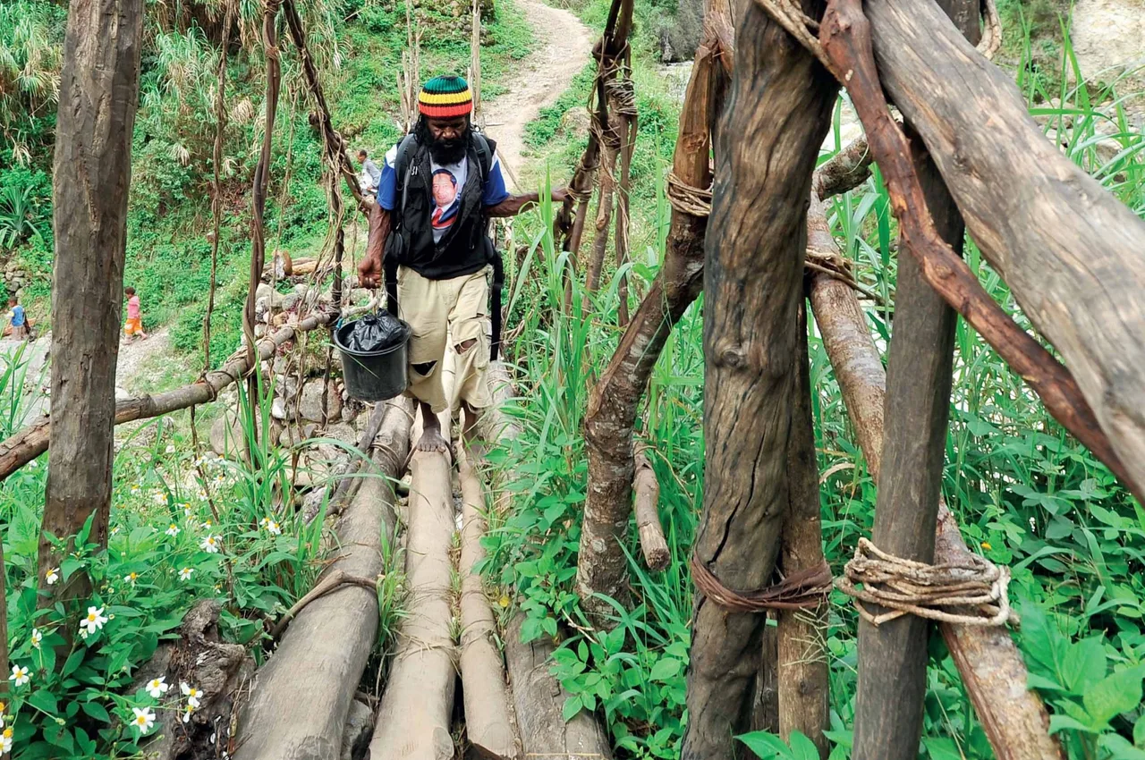 Hành trình trekking qua những cây cầu tạm bợ Hành trình trekking qua những cây cầu tạm bợ