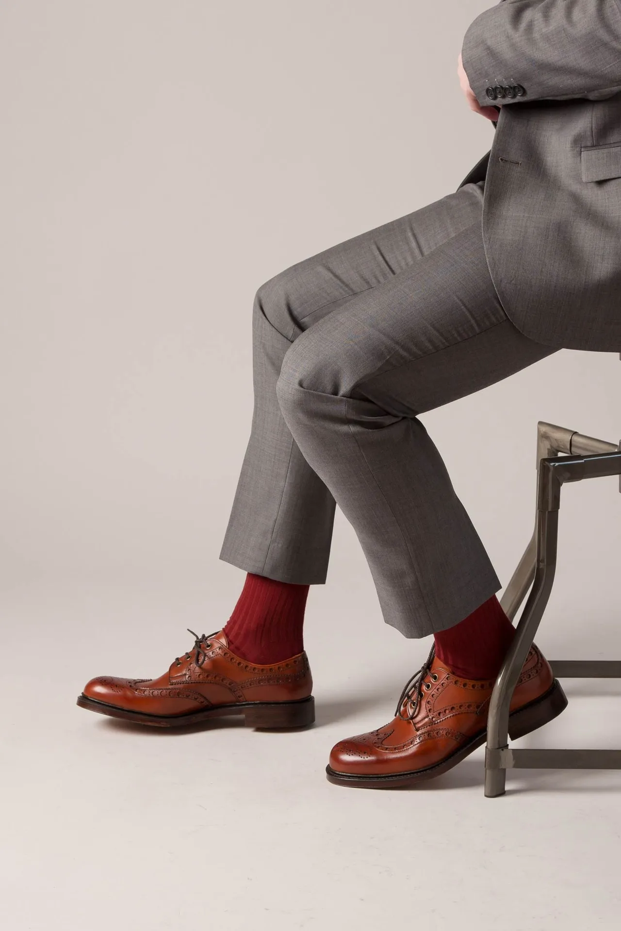 Phối màu suit xám cùng tất đỏ