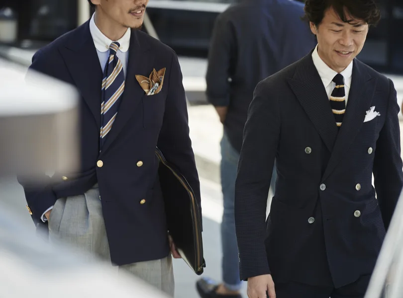 Những bộ suits hai hàng khuy trong sắc xanh navy phần nào gợi tới đồng phục của phi công. 