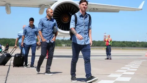 Lionel messi với phong cách phối đồ denim Lionel messi với phong cách phối đồ denim