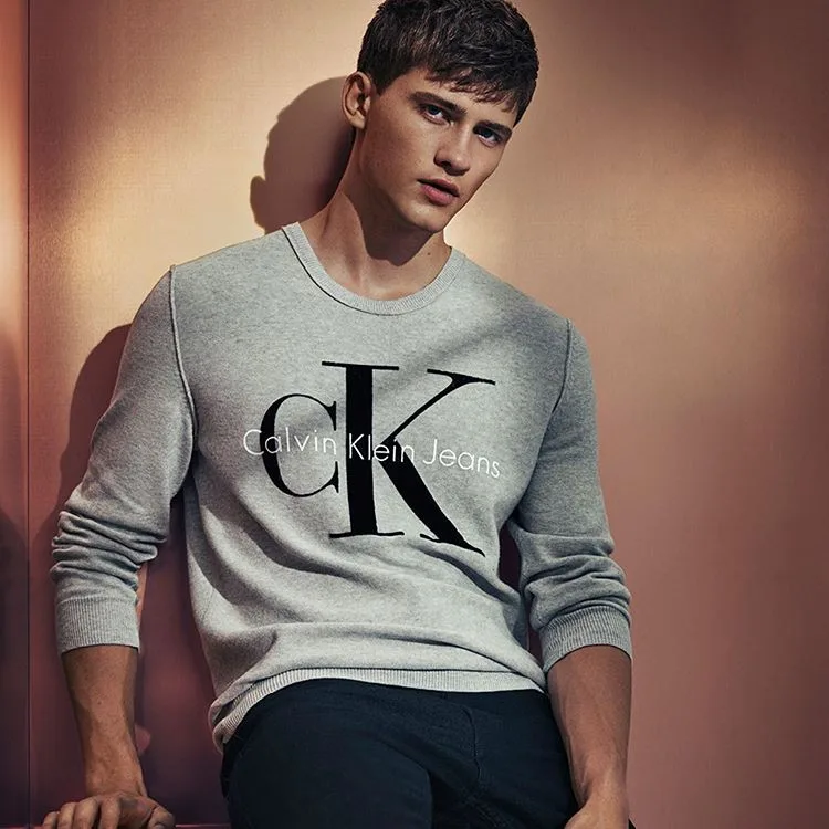 Raf Simons hé lộ logo mới của Calvin Klein