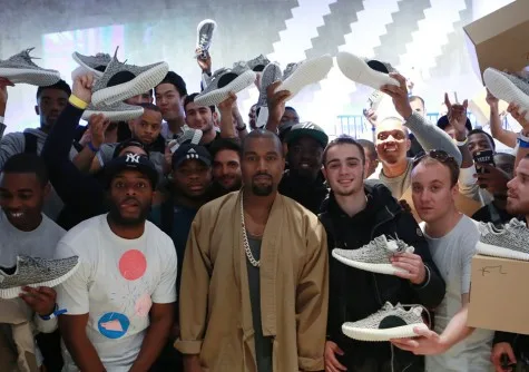 Kanye West và fan hâm mộ trong ngày tung ra giày thể thao adidas Yeezy Boost 350 Kanye West và fan hâm mộ trong ngày tung ra giày thể thao adidas Yeezy Boost 350