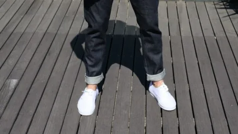 Xắn gấu quần sẽ tôn lên vẻ thời thượng của những đôi sneaker da trắng