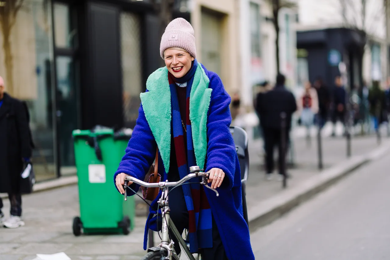 Những chiếc áo gam màu lạnh mang lại sự trẻ trung, tươi sáng cho fashionista lão làng này