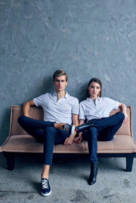 Áo Polo nam giới màu trắng trong photoshoot cặp đôi