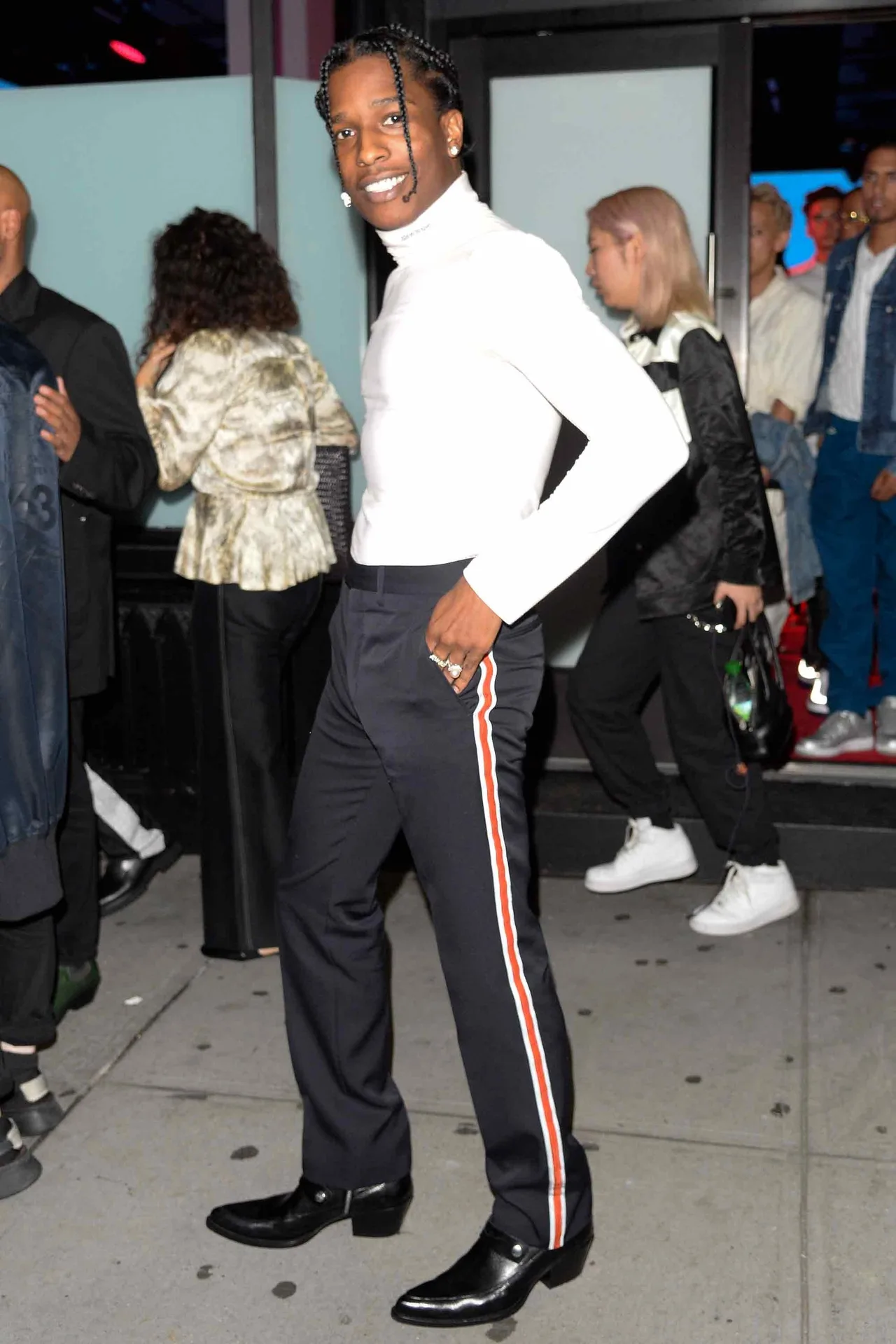 Chàng rapper A$AP Rocky xuất hiện với phong cách pha lẫn nét đường phố bụi bặm pha lẫn sự thanh lịch trong thiết kế của Calvin Klein 205W39NYC. Ảnh: GQ