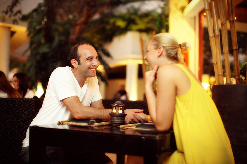 dấu hiệu nàng thích bạn - hưởng ứng buổi trò chuyện - elle man
