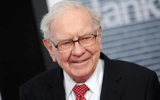 Warren Buffett vượt lên vị trí thứ 3 sau nhiều ngày bị dẫn trước. Ảnh: CafeF
