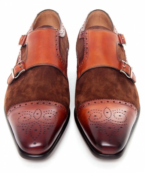 Một đôi Monk Strap 2 khuy da nâu phối cùng nhung cực kì ấn tượng.