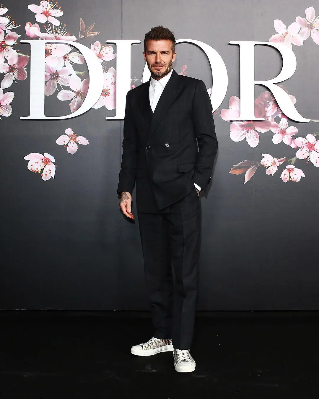 David Beckham xuất hiện với phong cách đơn giản của trường phái casual nhưng vẫn tạo được sức hút. Ảnh: Dior