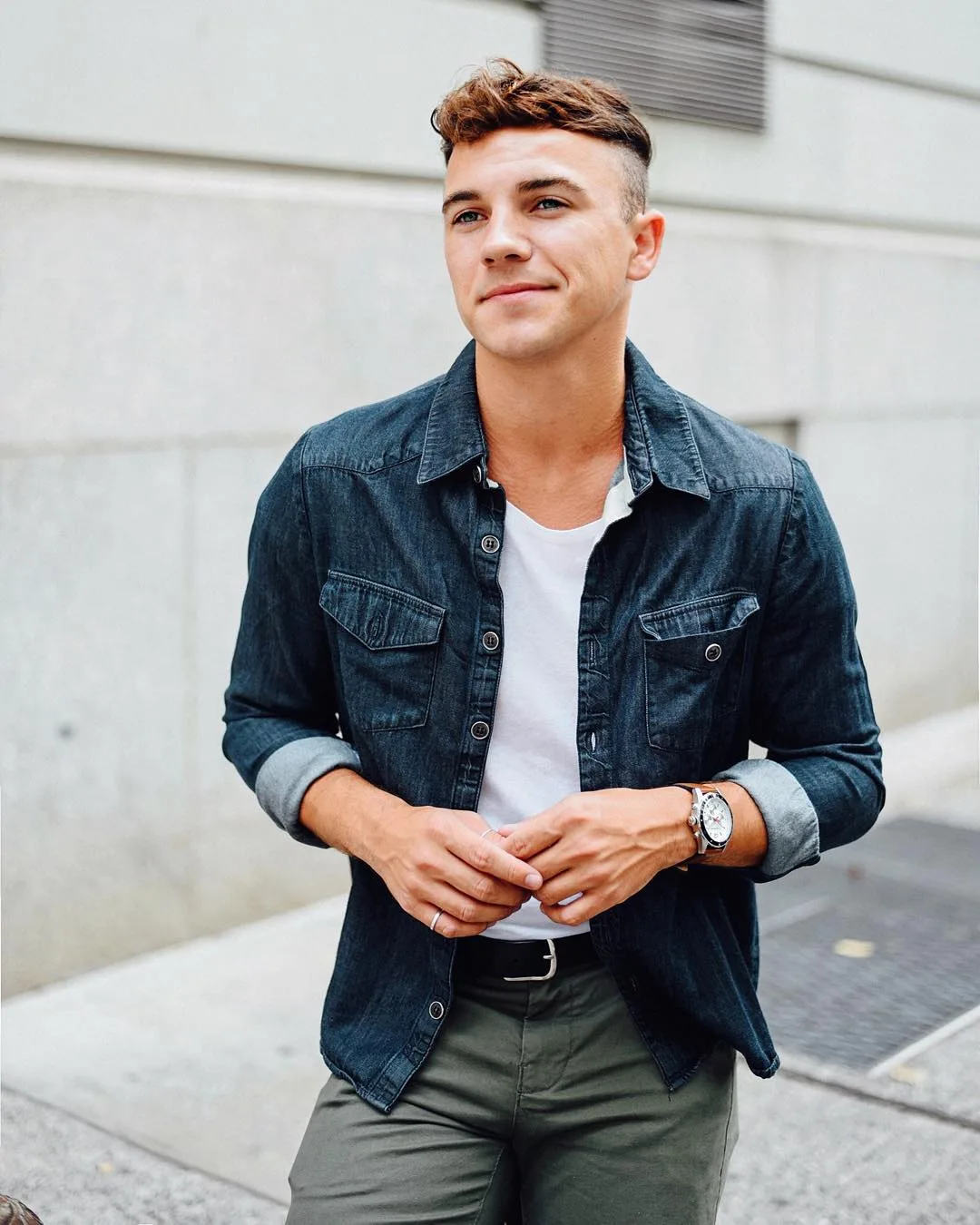 Một phong cách năng động khi kết hợp sơ mi denim và áo t-shirt trắng Cách phối đồ đẹp của các "ông thần thời trang" trên Instagram