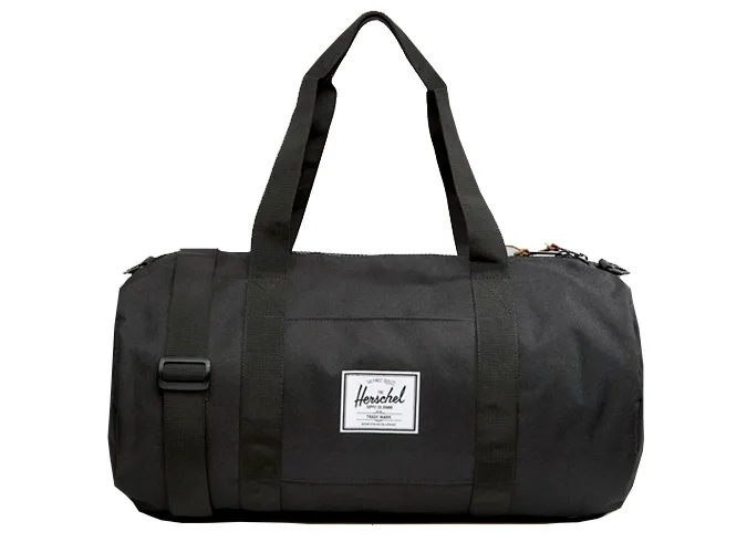 Mẫu túi tập gym Sutton Mid Barrel của thương hiệu Herschel có giá khoảng 60€. Ảnh: Asos