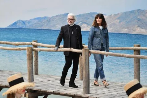 Giám đốc sáng tạo Karl Lagerfeld (trái) cho rằng đây là hành động tự nguyện để bảo vệ môi trường. Ảnh: NDLYSS