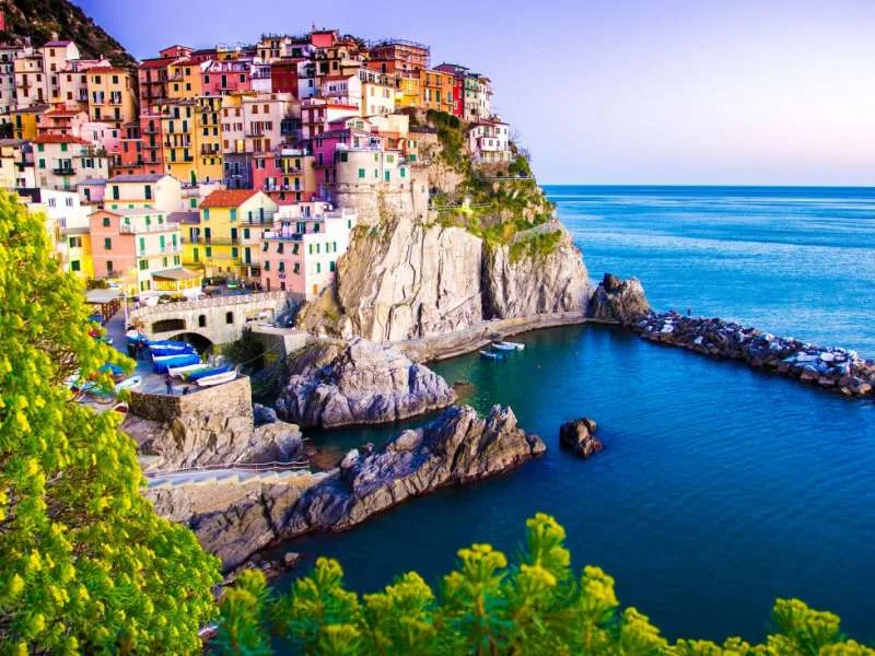 Cinque Terre là một ngôi làng nhỏ với những ngôi nhà rực rỡ sinh động mang đậm dấu ấn Địa Trung Hải. Ảnh: ItalyXP