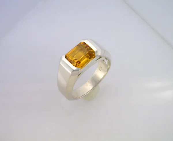 Nhẫn nam phù hợp với mệnh Kim