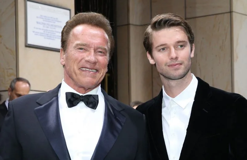 diễn viên Patrick Schwarzenegger bên cạnh bố Arnold Schwarzenegger
