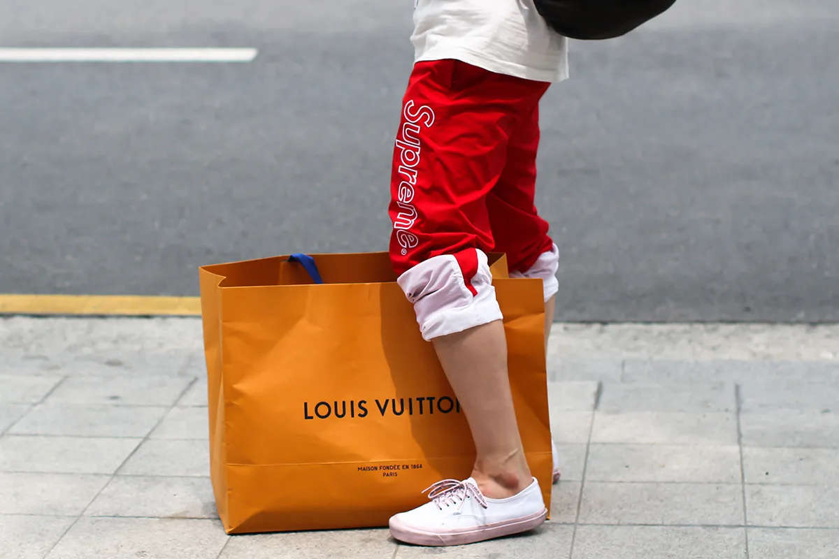 louis vuitton x supreme - seoul - elle man 7