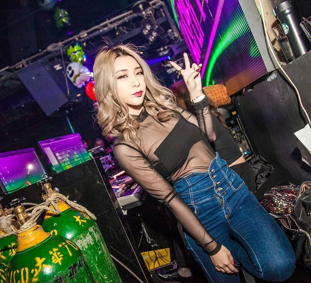 nữ dj xinh đẹp - alyshia tạo dáng dễ thương