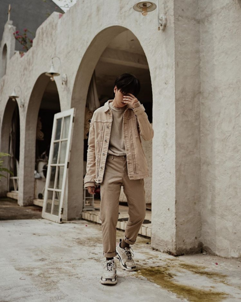 phối đồ gam màu beige áo khoác jean quần chinos