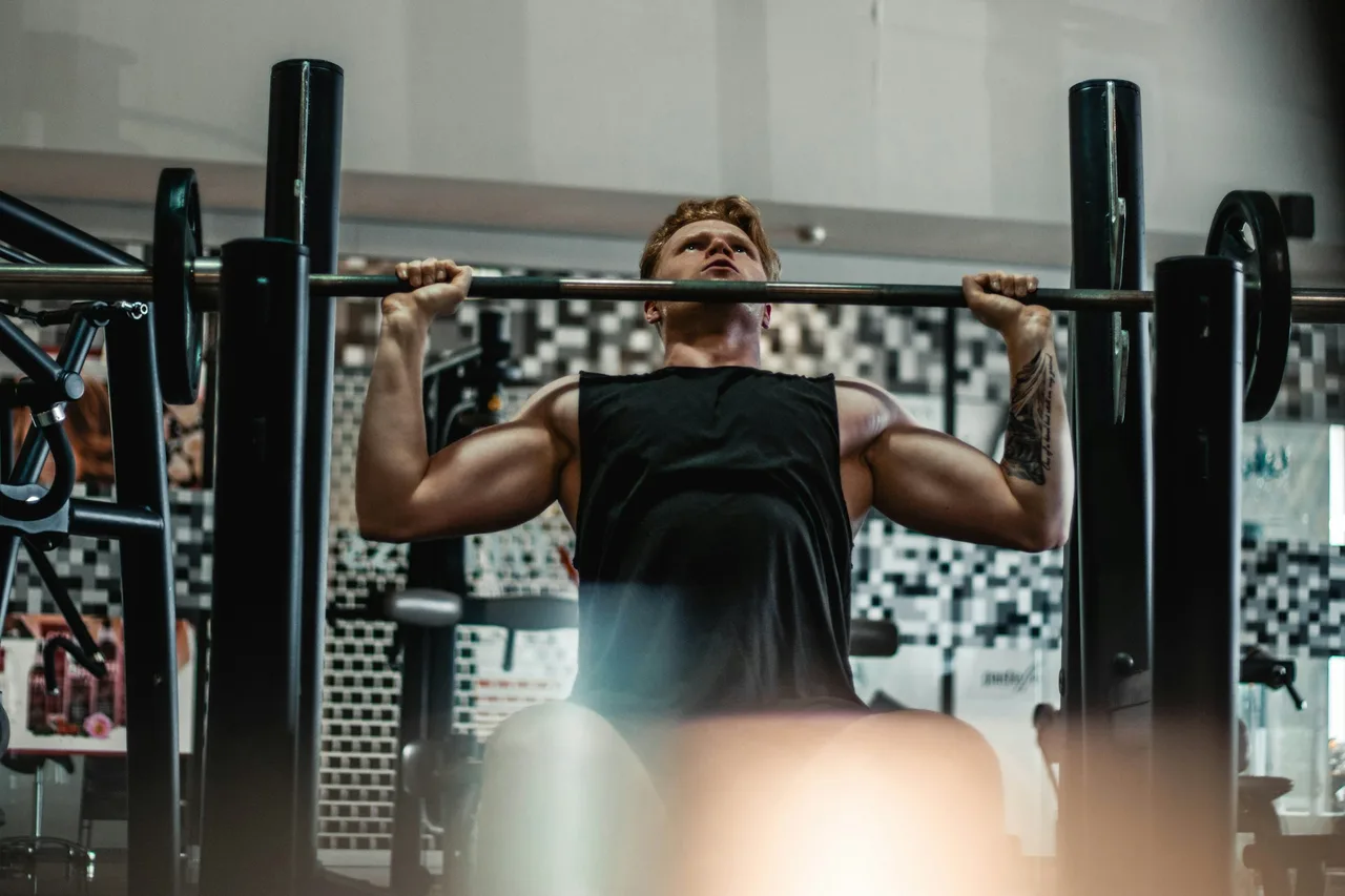 Overhead press tập luyện