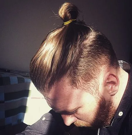 10 kieu toc nam xoan - Curly Undercut Bun - elle man