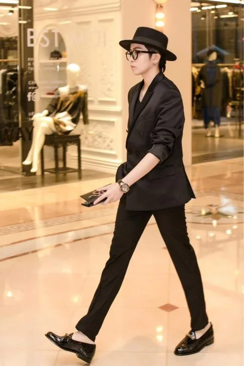 ELLE Style Awards Gil Lê trong suit đen