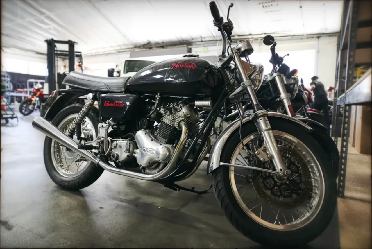 chiếc xe moto commando 850 mk2a diễn viên Keanu Reeves