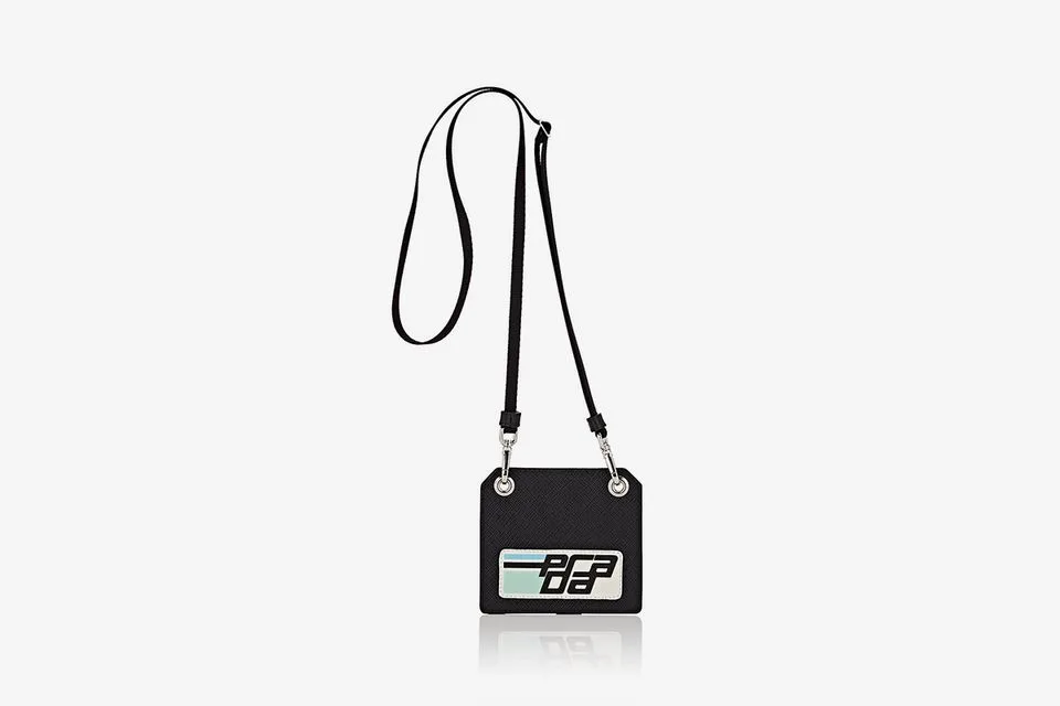Nhà mốt Prada cũng trình làng các mẫu túi đeo cổ nam với thiết kế đơn giản nhưng lại tạo ra nét thanh lịch nhất định. Ảnh: Highsnobiety
