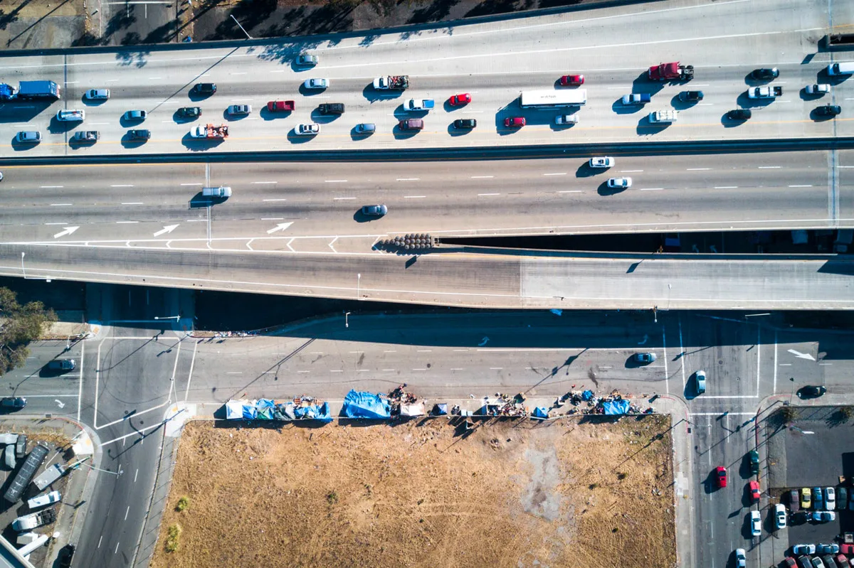 Bên kia tuyến đường cao tốc ở Oakland, California là những chiếc siêu xe trong khi phía ngược lại là hình ảnh trơ trọi và thưa thớt. Ảnh: Johnny Miller