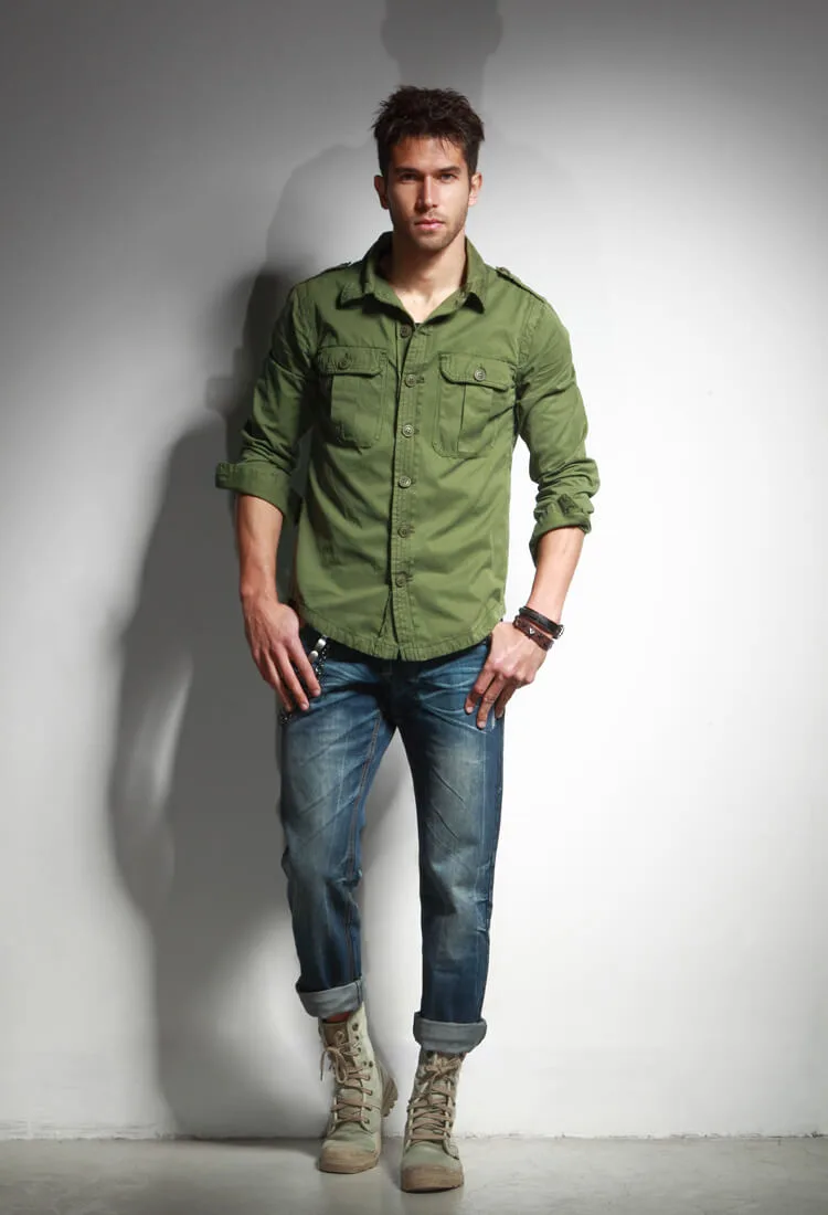 "Hoang dã" khi kết hợp quần jeans cùng sơ mi màu xanh olive. Ảnh: Sisicamping