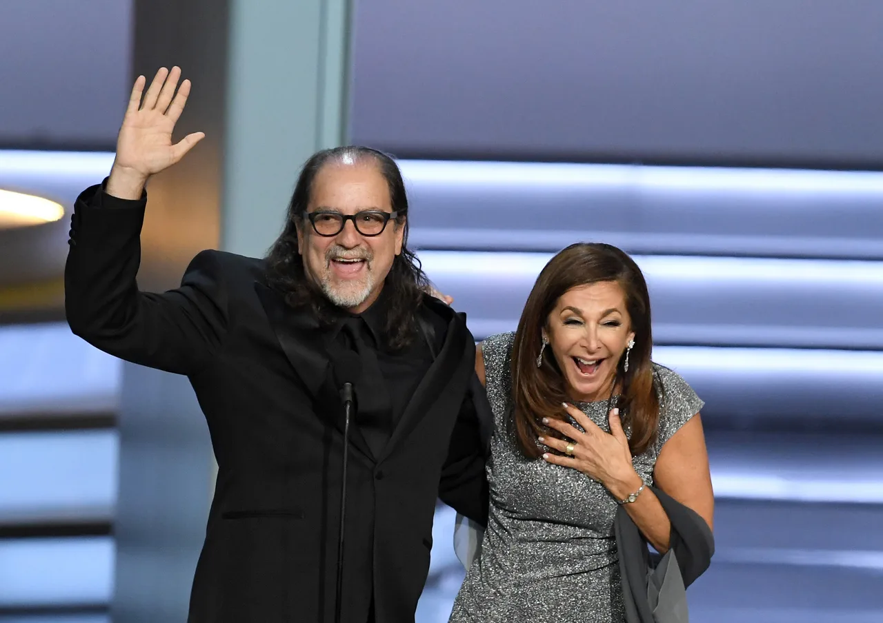 Đạo diễn Glenn Weiss cầu hôn bạn gái mình ngay trên sân khấu (Ảnh: Kevin Winter)
