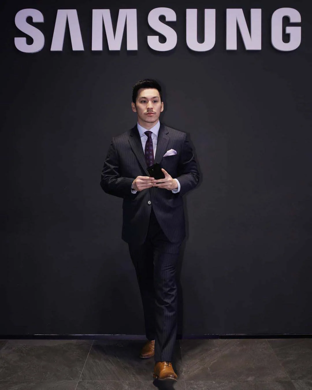 thời trang sao thiên minh mặc suit samsung x elle