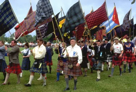Họa tiết tartans cùng chất liệu dạ đặc trưng trong trang phục của người Scotland