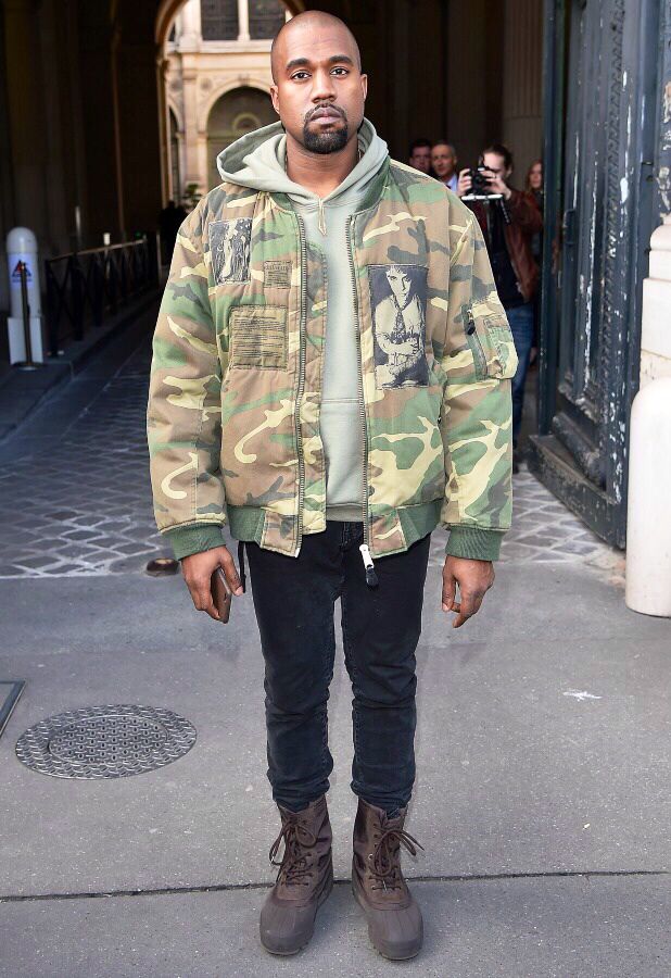 rapper kanye west mặc áo khoác camo phong cách thời trang quân đội