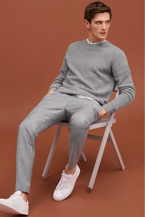 Phối áo len cổ tròn với quần chinos Konen