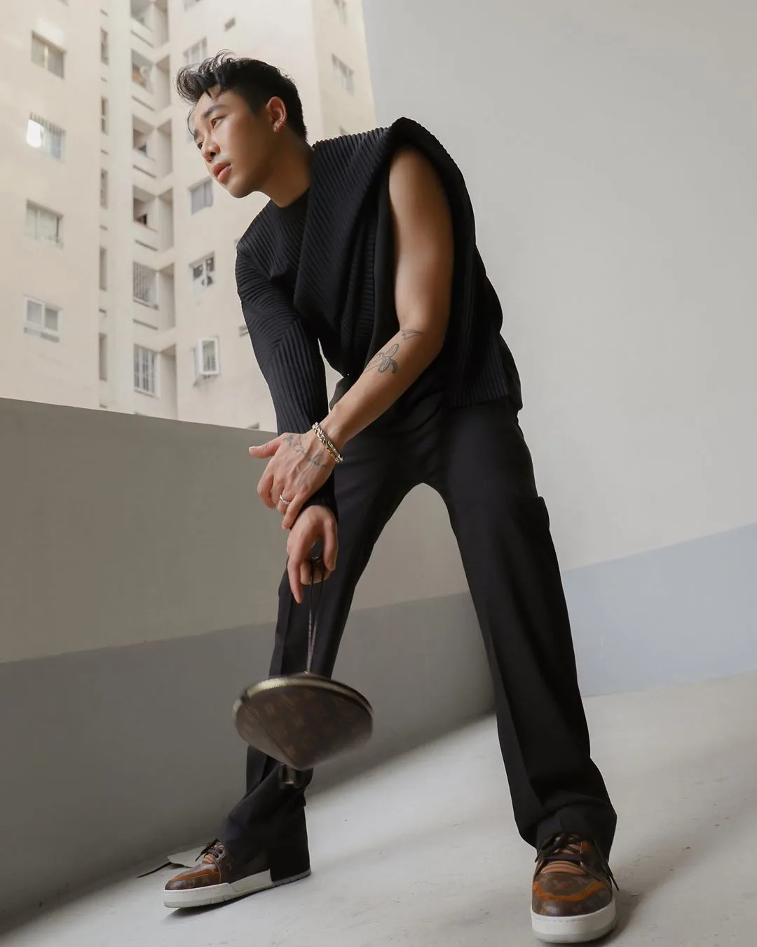 hoàng ku mặc all black
