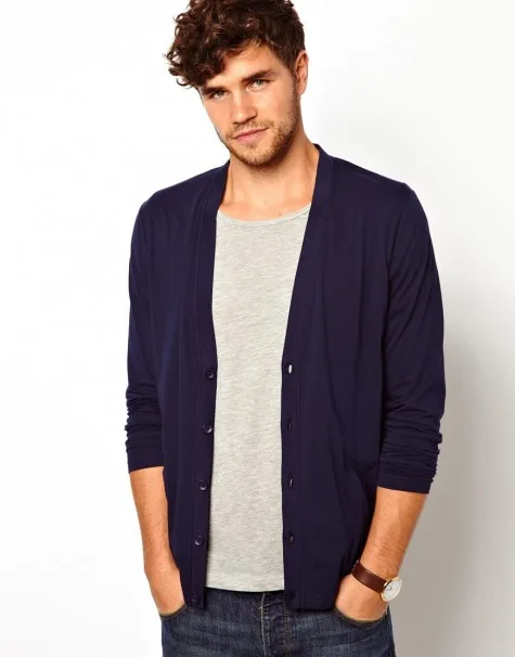 Cũng vẫn với chiếc cardigan màu tím than bạn vận trong những ngày công sở nhưng khi kết hợp với t-shirt bạn đã có một phong cách khác Cũng vẫn với chiếc cardigan màu tím than bạn vận trong những ngày công sở nhưng khi kết hợp với t-shirt bạn đã có một phong cách khác