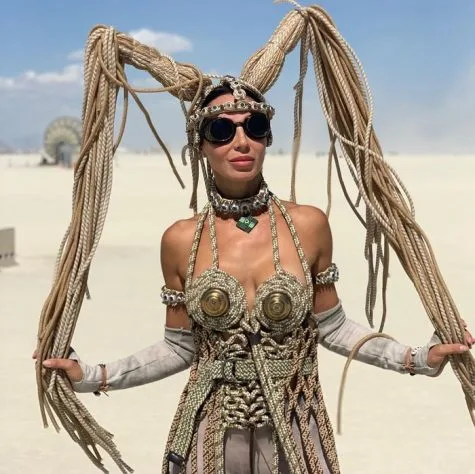 le hoi burning man 2019 - phu nu mac ao giap bang day thung - cre catrinyan - elle man