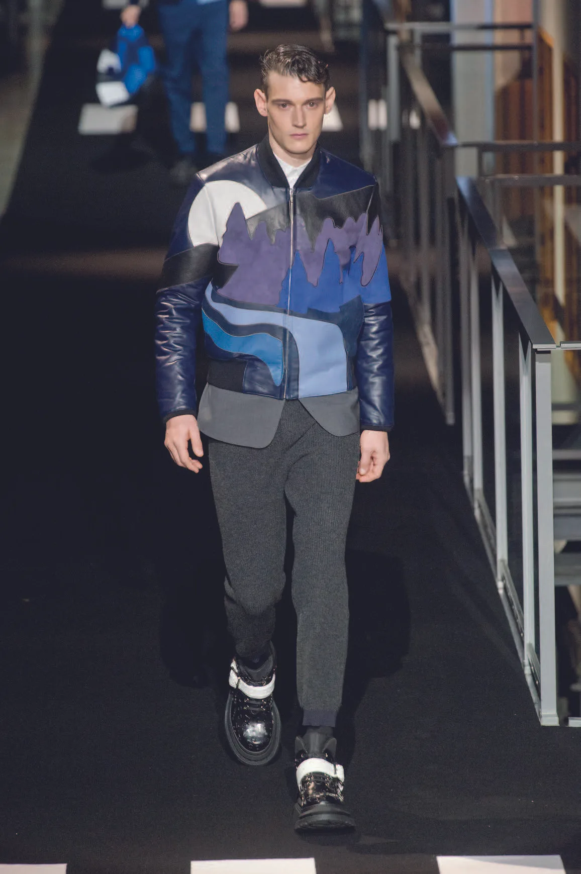 Họa tiết trên áo khoác form dài Kenzo Họa tiết trên áo khoác form dài Kenzo