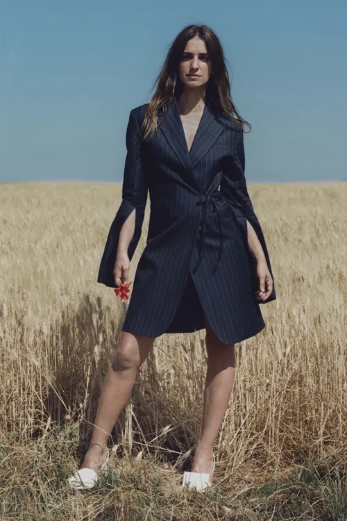 Simon Porte Jacquemus, BST Resort 2016, suit jacket biến tấu màu đen.