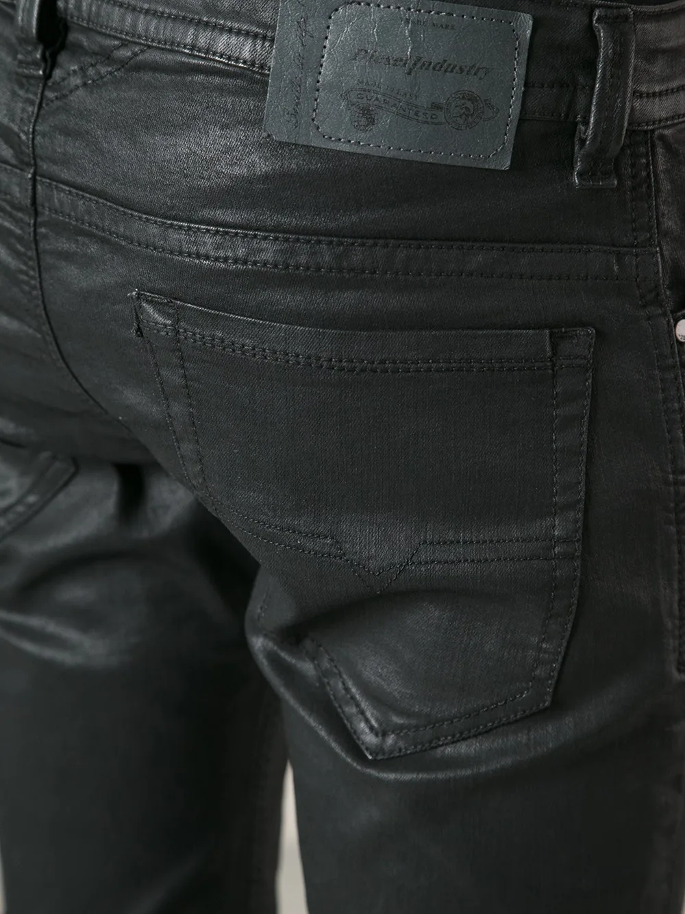 quan jeans nam - waxed denim - elle man 1