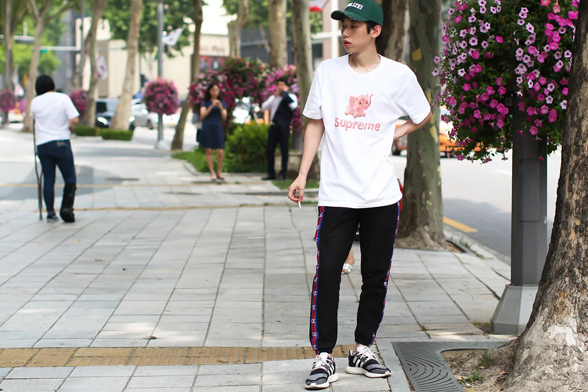 louis vuitton x supreme - seoul - elle man 9