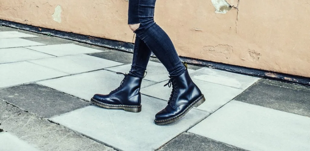 Đôi bốt da bóng đen cổ điển của Dr. Martens - Ảnh: Fashion Jerseys
